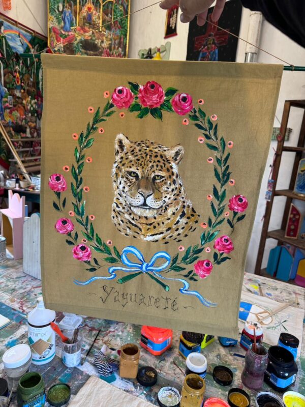 BANDERA YAGUARETE JUNTO A CONSUELO VIDAL