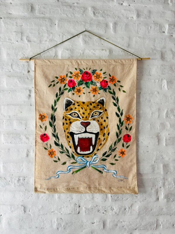 BANDERA YAGUARETE JUNTO A CONSUELO VIDAL